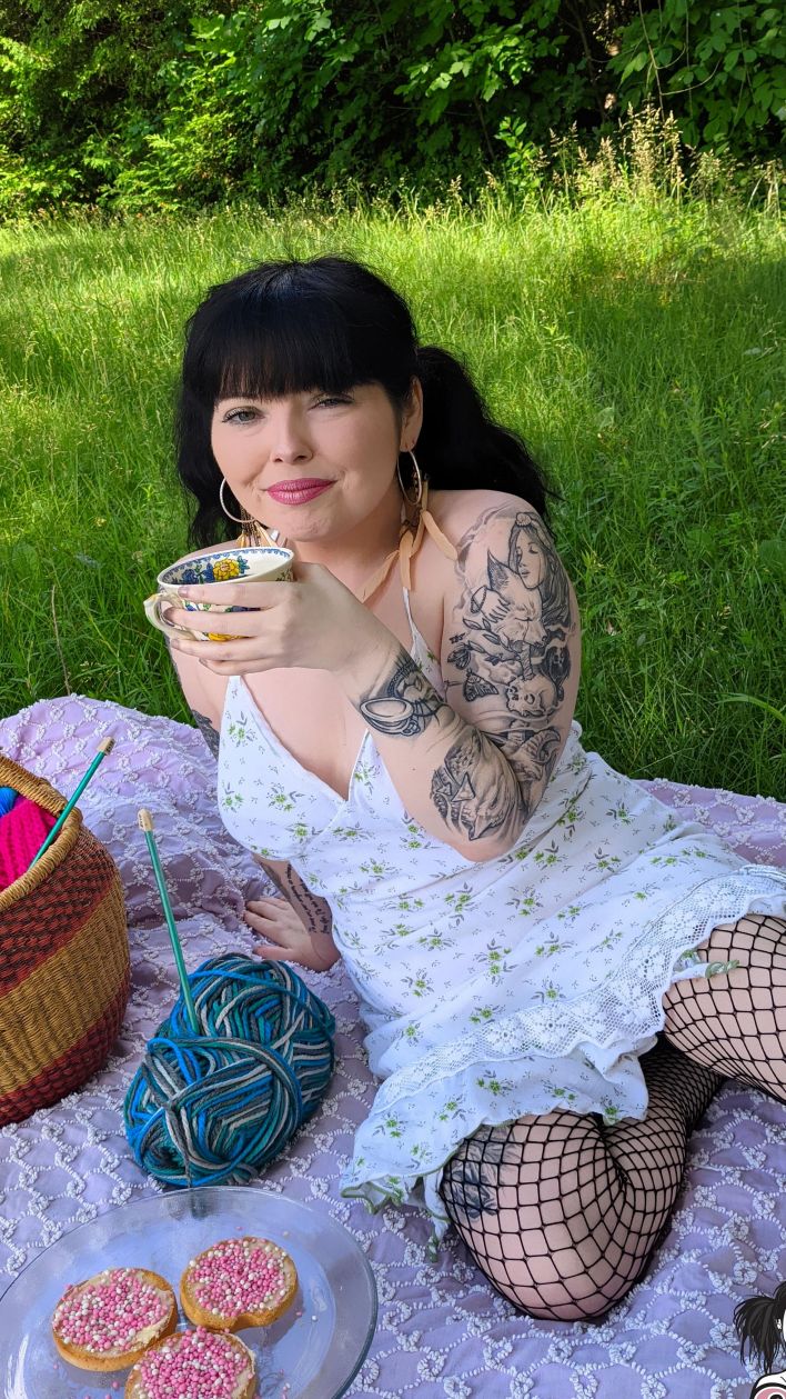 Lunacravez in Dutch Biscuits And Tea. Thumb 4