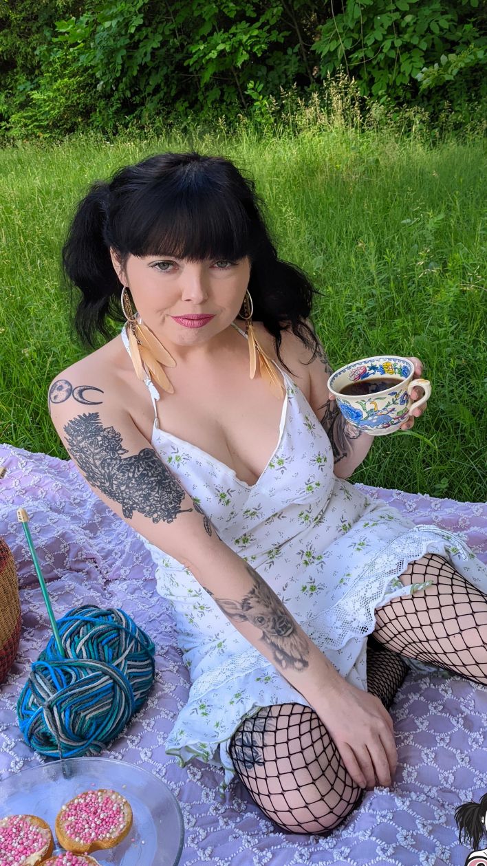 Lunacravez in Dutch Biscuits And Tea. Thumb 5