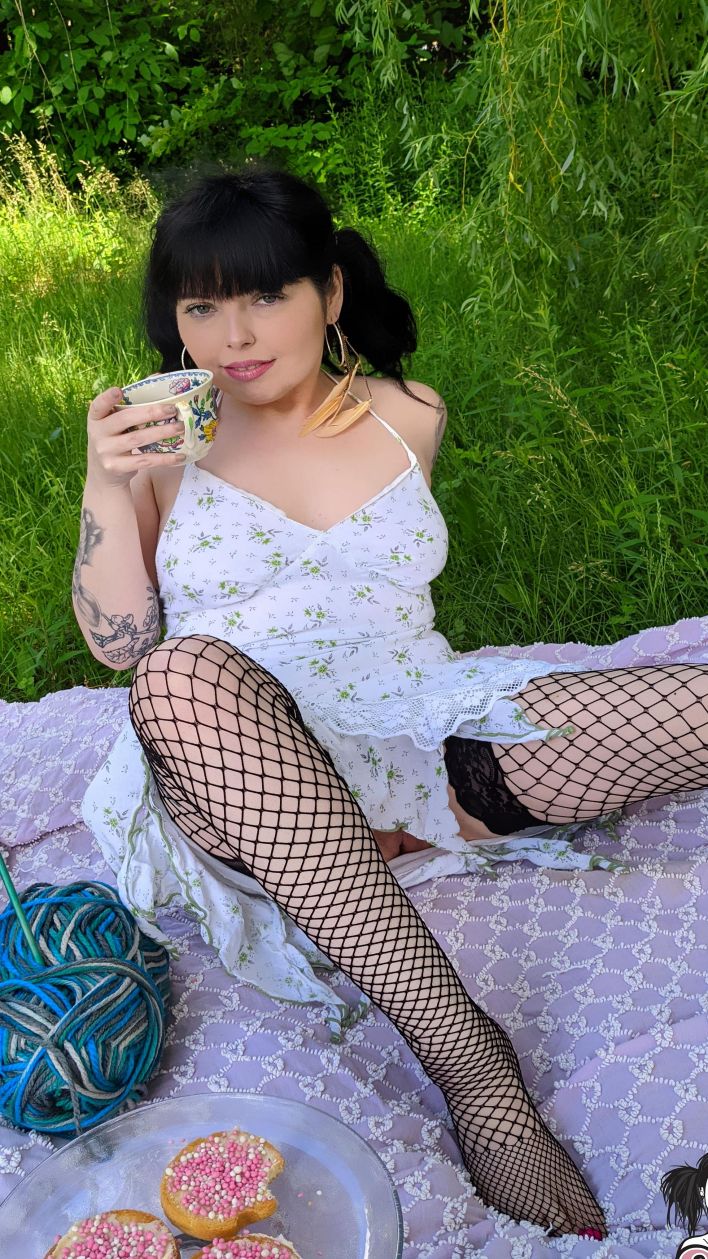 Lunacravez in Dutch Biscuits And Tea. Thumb 8