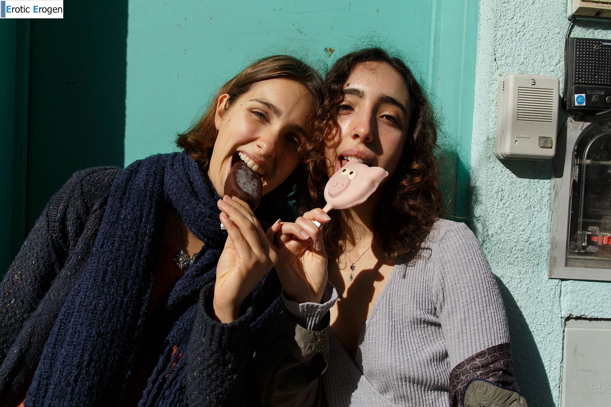 Zoe And Emma in Cafe Orno 1. Фото 12