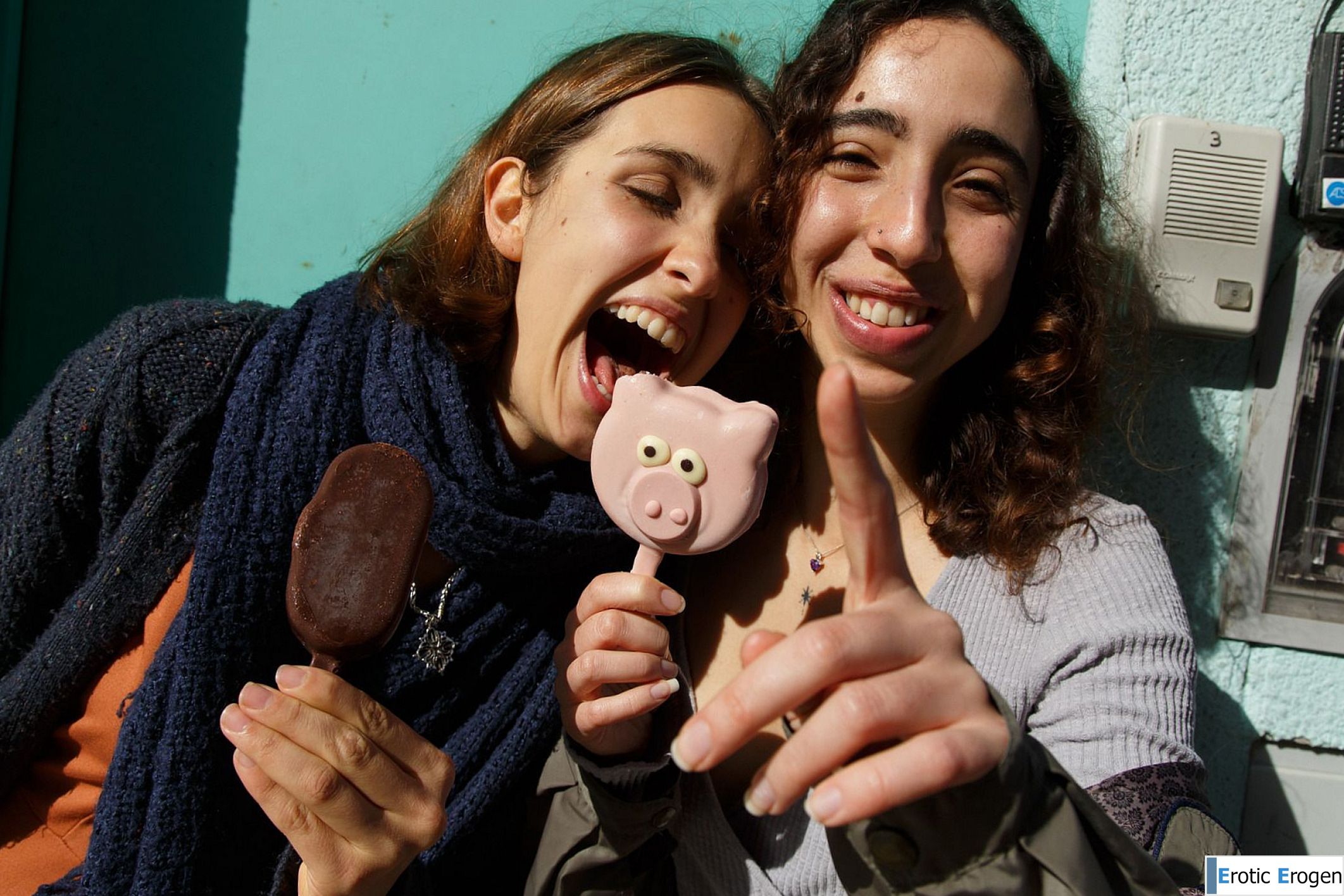 Zoe And Emma in Cafe Orno 1. Фото 13