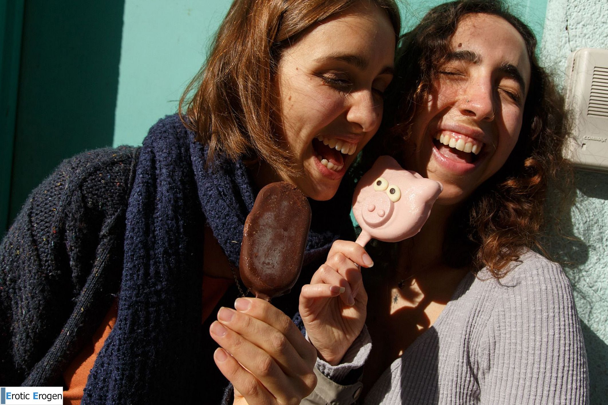 Zoe And Emma in Cafe Orno 1. Фото 14