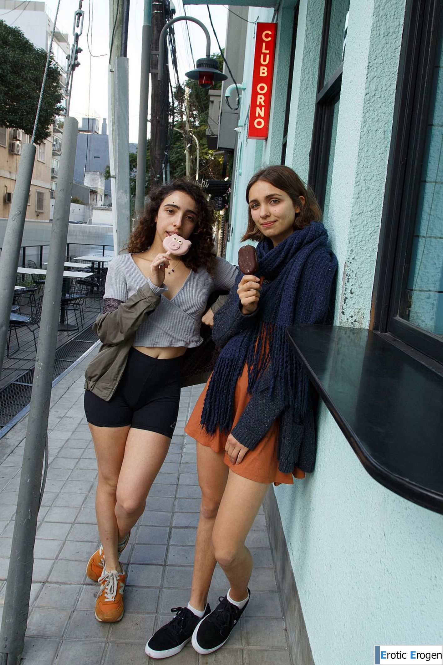 Zoe And Emma in Cafe Orno 1. Фото 15