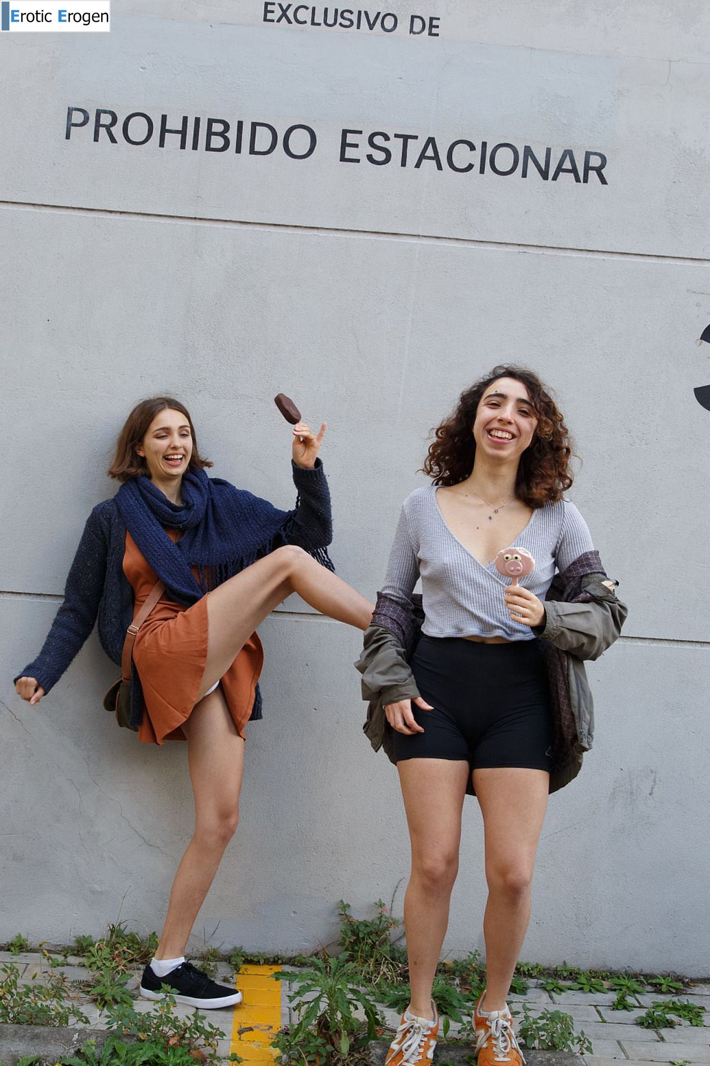 Zoe And Emma in Cafe Orno 1. Фото 17