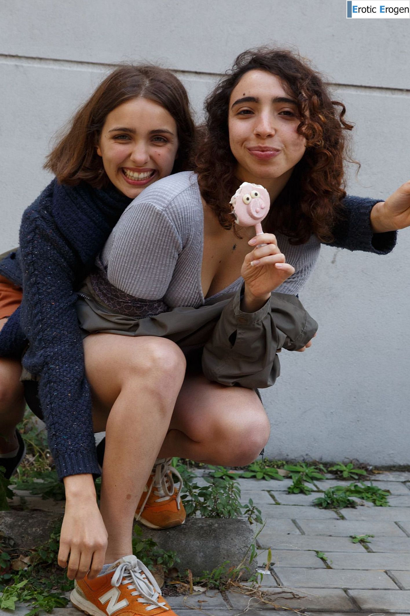 Zoe And Emma in Cafe Orno 1. Фото 18