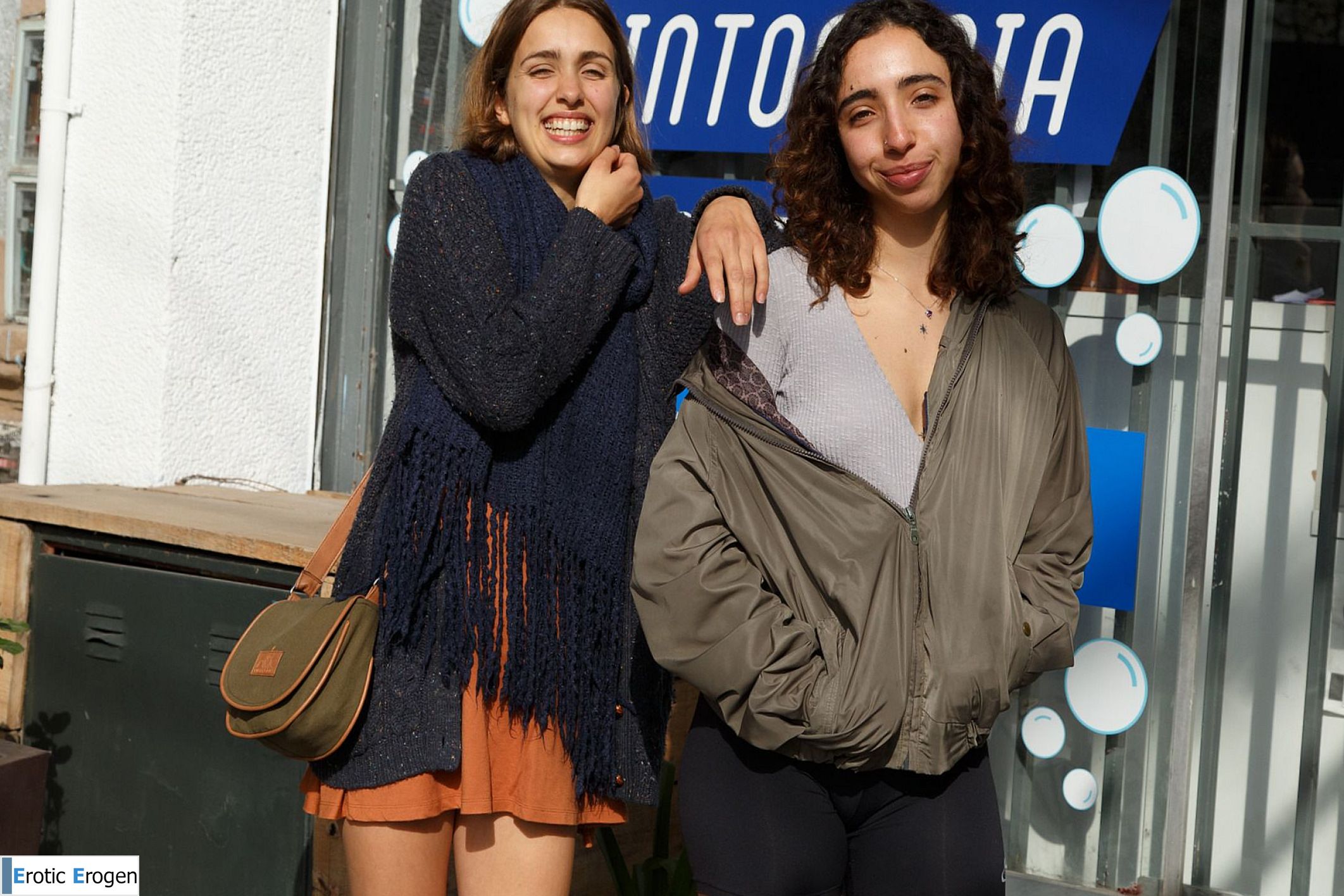 Zoe And Emma in Cafe Orno 1. Фото 1