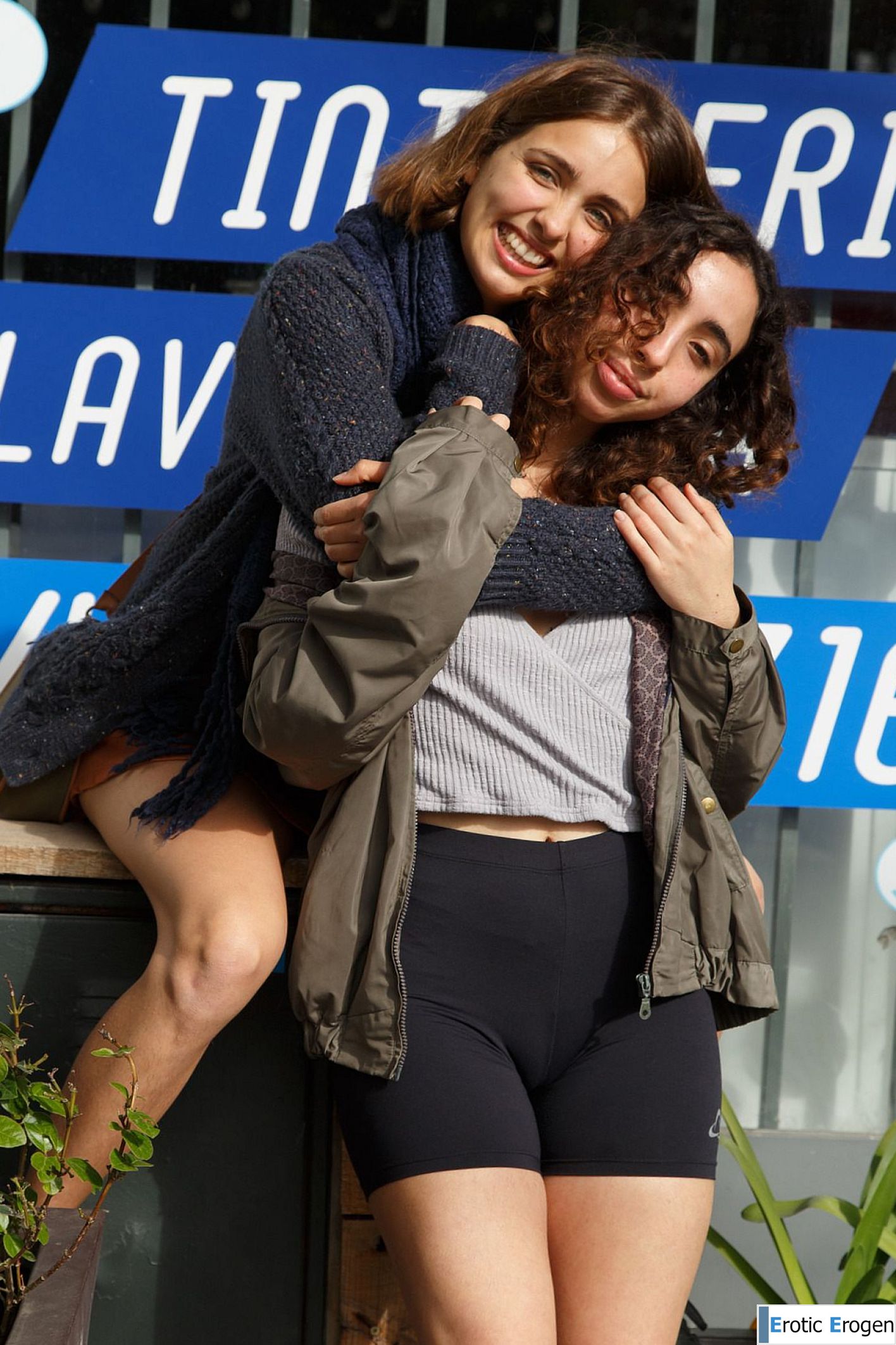Zoe And Emma in Cafe Orno 1. Фото 4