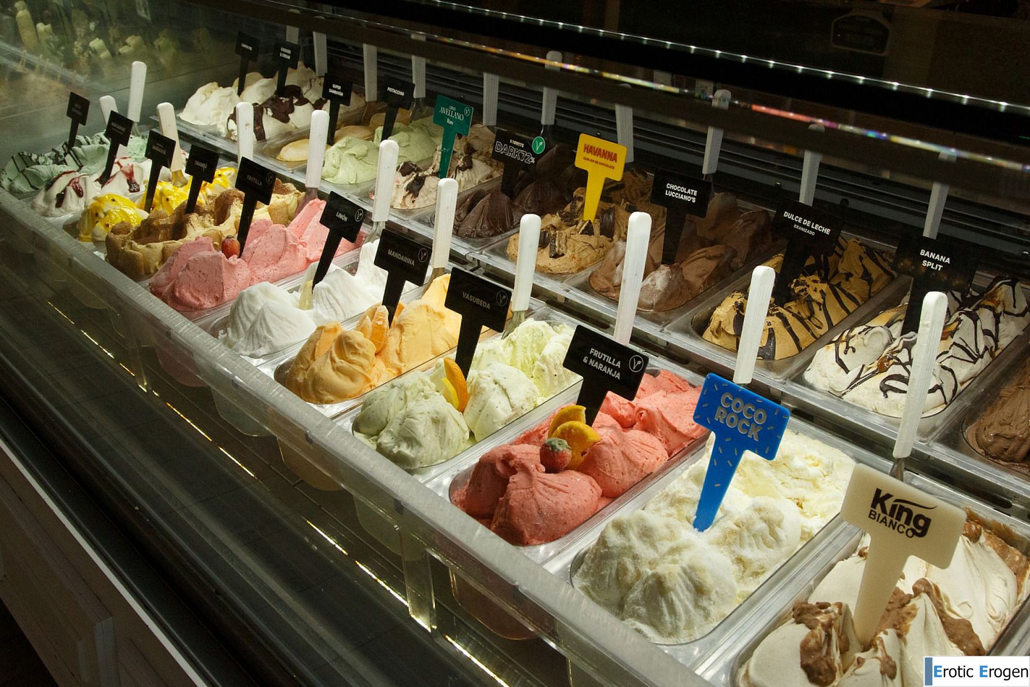 Zoe And Emma in Cafe Orno 1. Фото 8