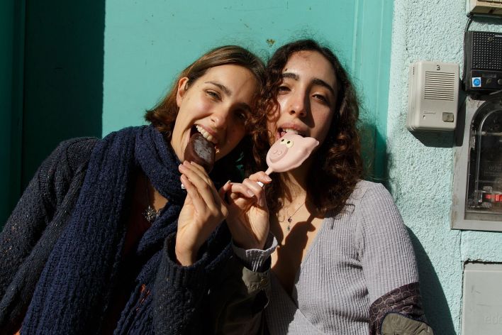 Zoe And Emma in Cafe Orno 1. Эскиз 12