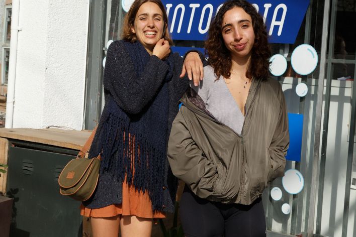 Zoe And Emma in Cafe Orno 1. Эскиз 1