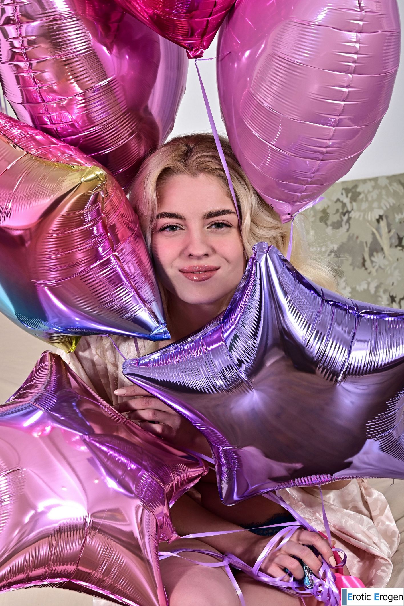 Banshee in Party Red. Picture 6