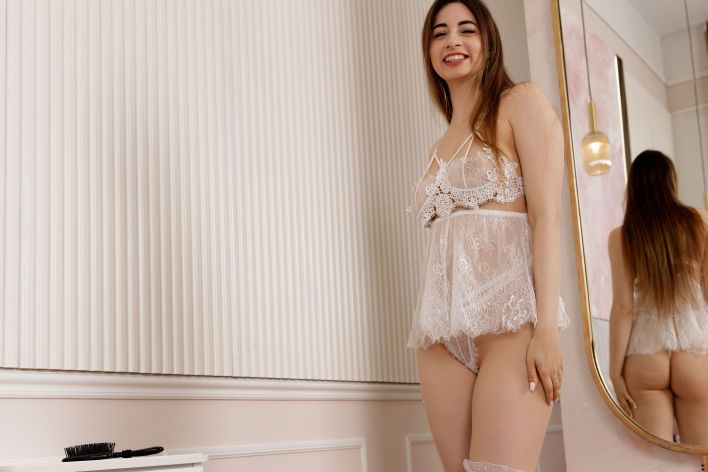 Ella Mira in Gorgeous Curves. Эскиз 6