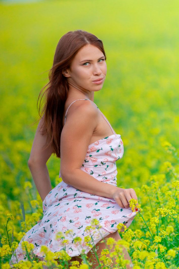 Melania in Field Of Gold. Thumb 6