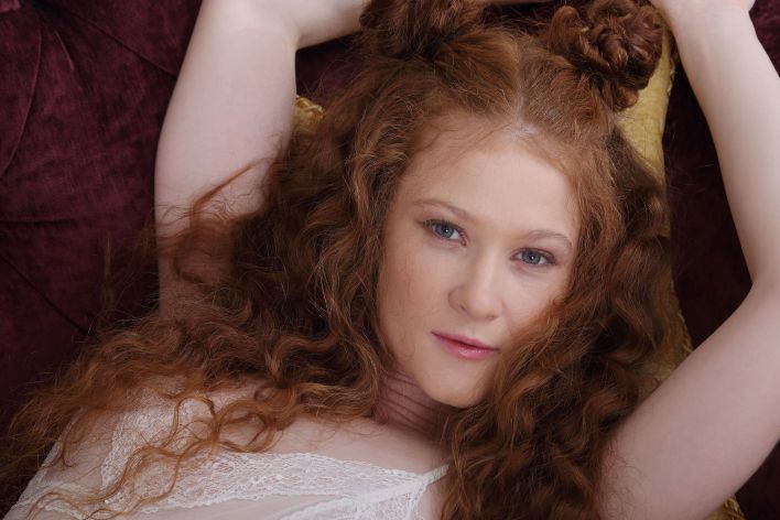 Foxy Sofilie in Red Passion. Thumb 4