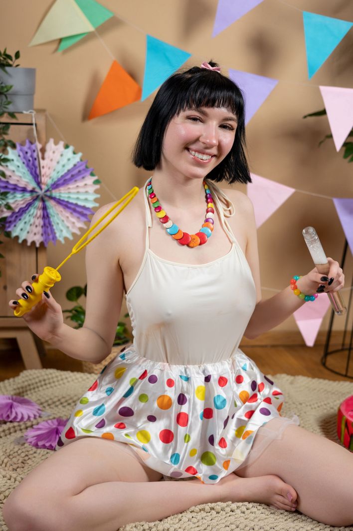 Monica I in Happy Hour. Thumb 2