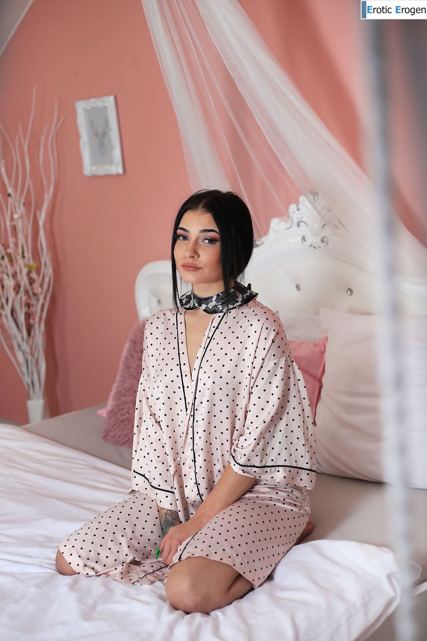 Chloe Heart in Presenting. Picture 1