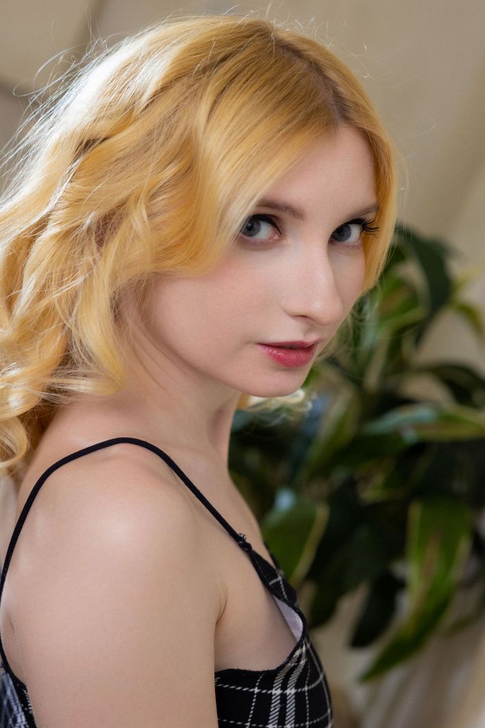 Minnie Lighter in Take It Off. Thumb 4