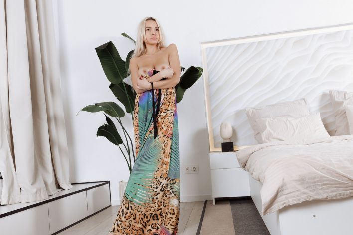 Valeria Mour in On My Bed. Thumb 13