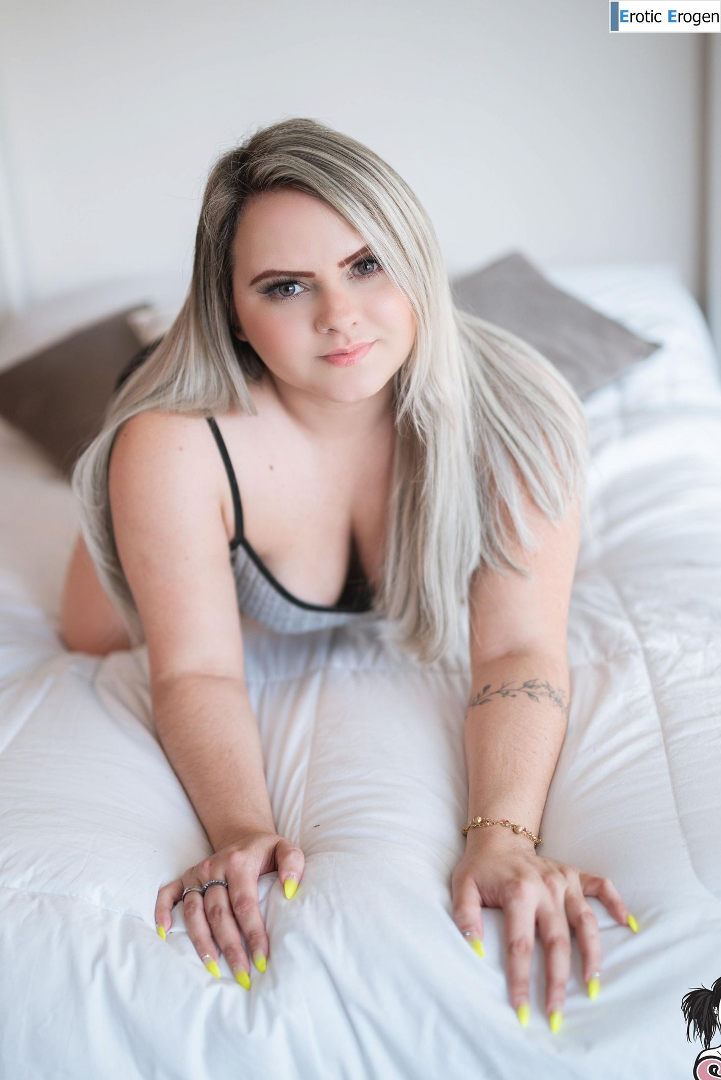 Gabyzinha in Sweet Dreams Are Made Of This. Picture 3