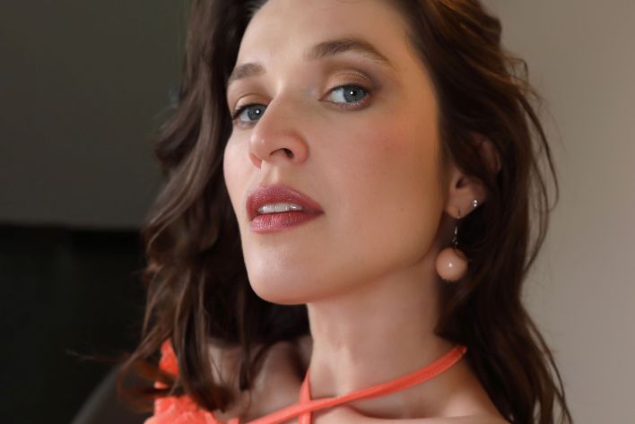 Amelia in The Main Dish. Thumb 7