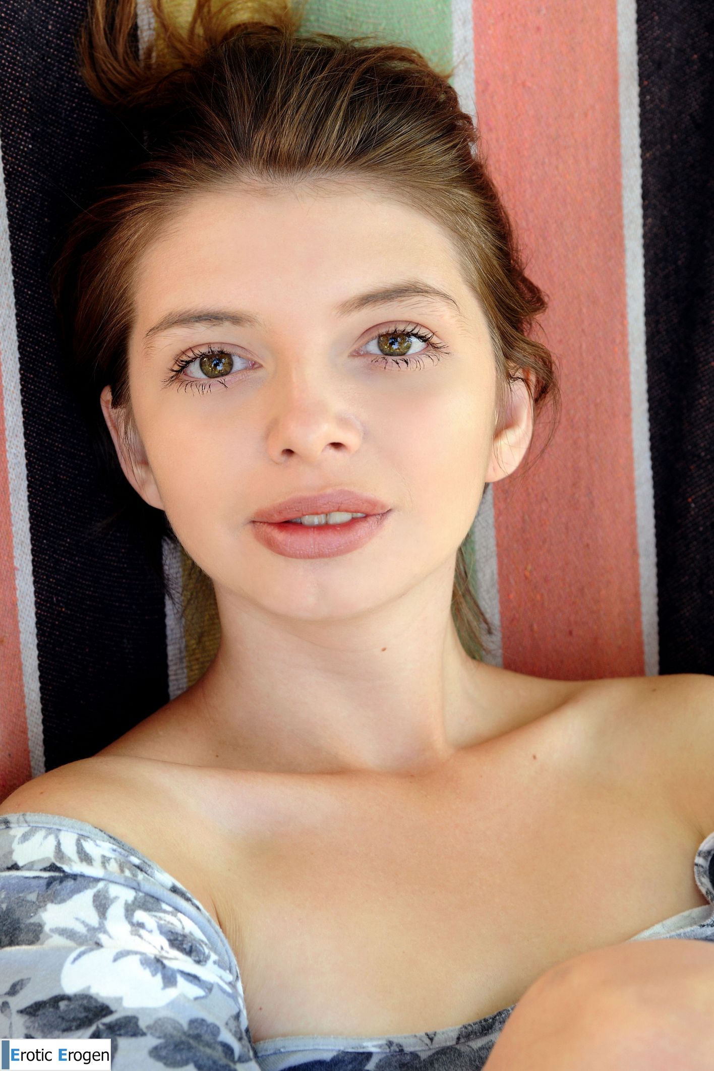 Simona in Presenting Simona. Picture 12