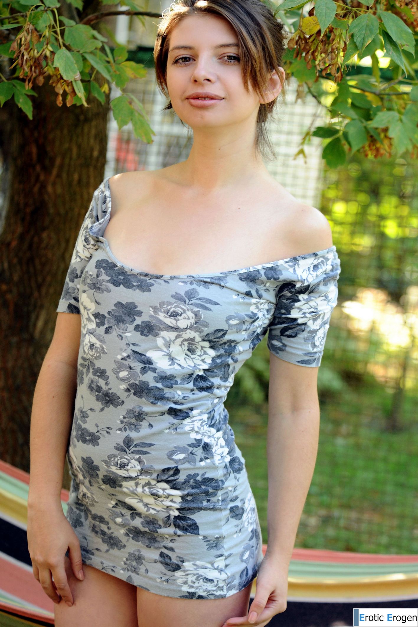 Simona in Presenting Simona. Picture 3