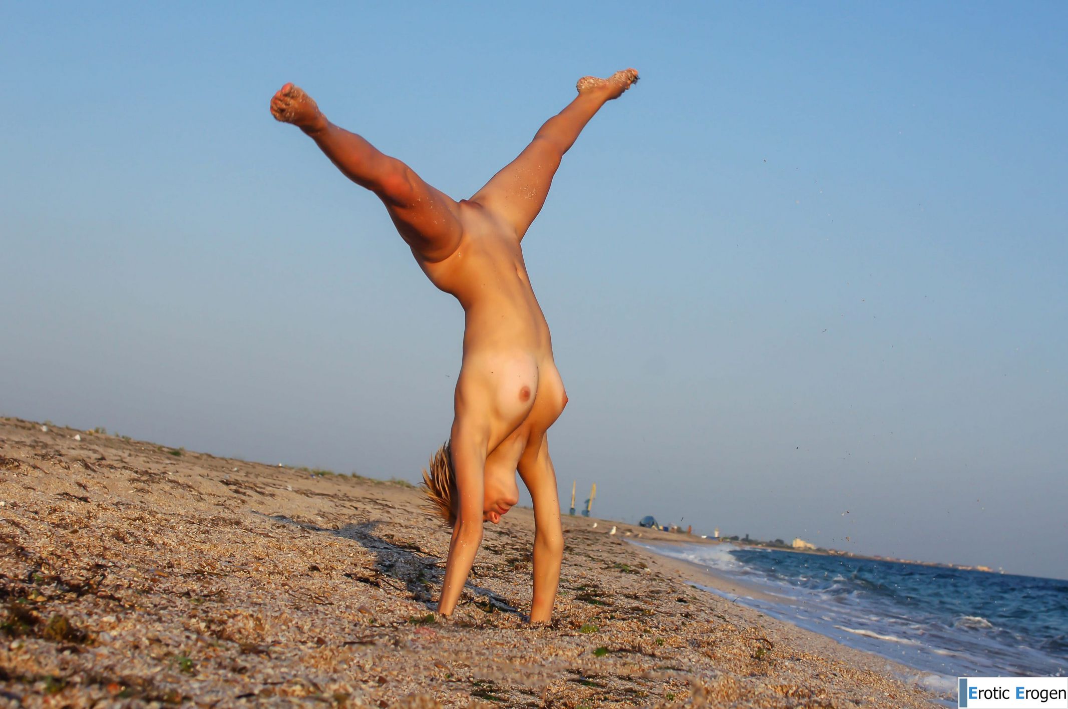 Tienette O in Clear Blue Sky. Picture 15