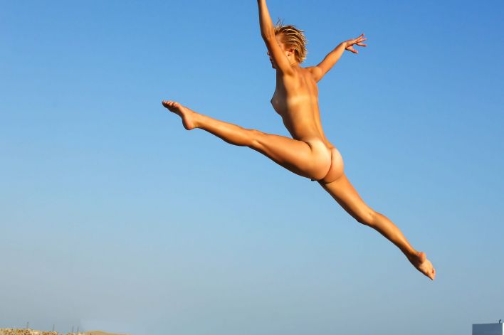 Tienette O in Clear Blue Sky. Thumb 2