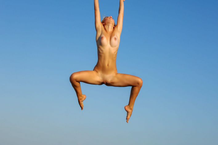 Tienette O in Clear Blue Sky. Thumb 8