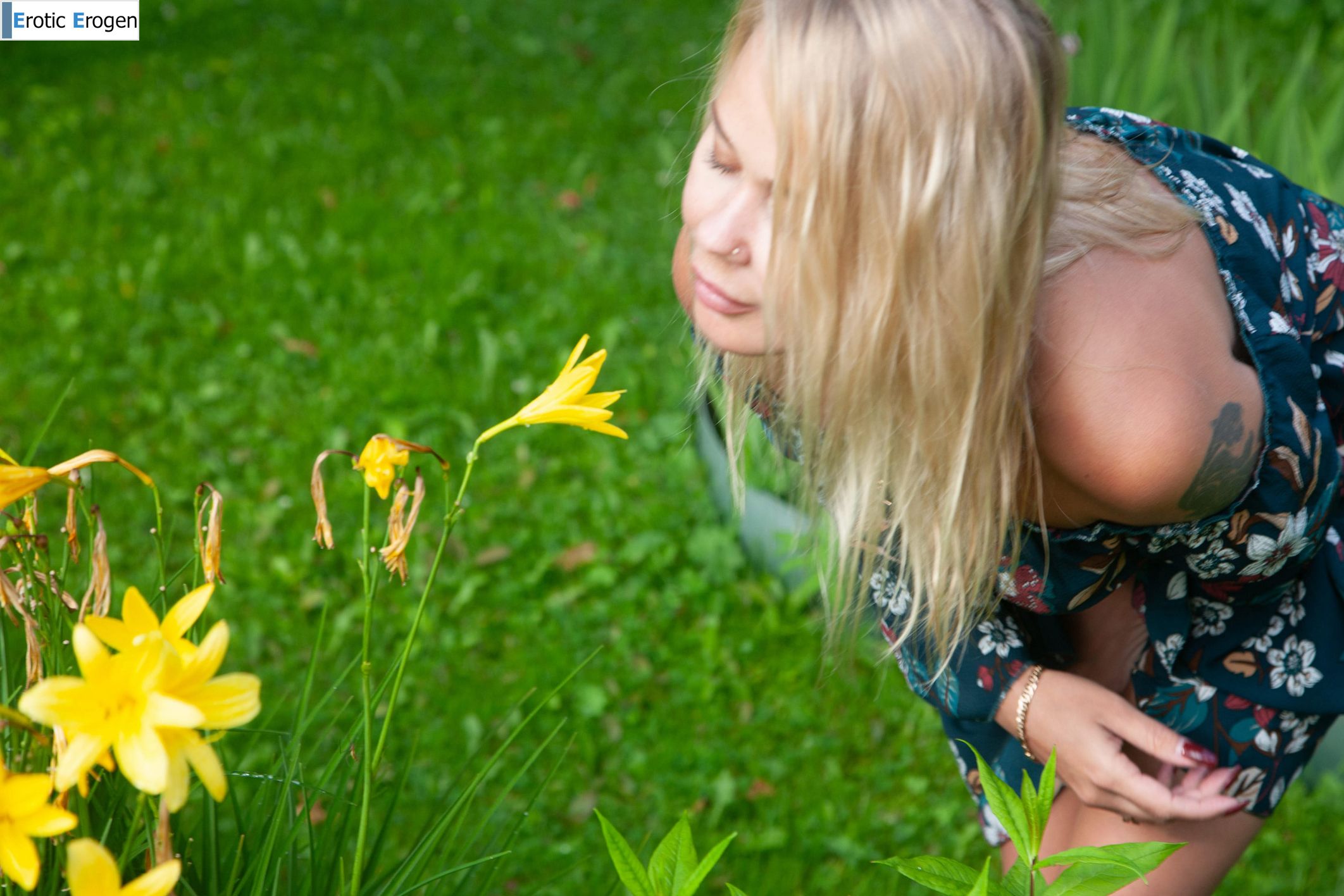 Sarika in Naked Woman. Фото 2