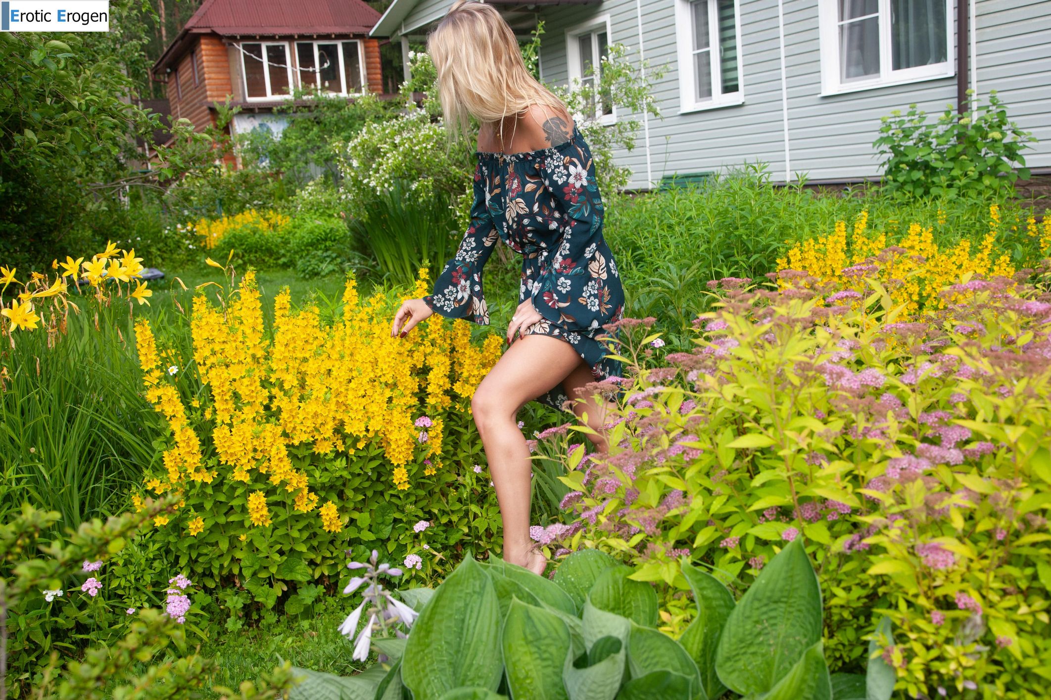 Sarika in Naked Woman. Фото 3