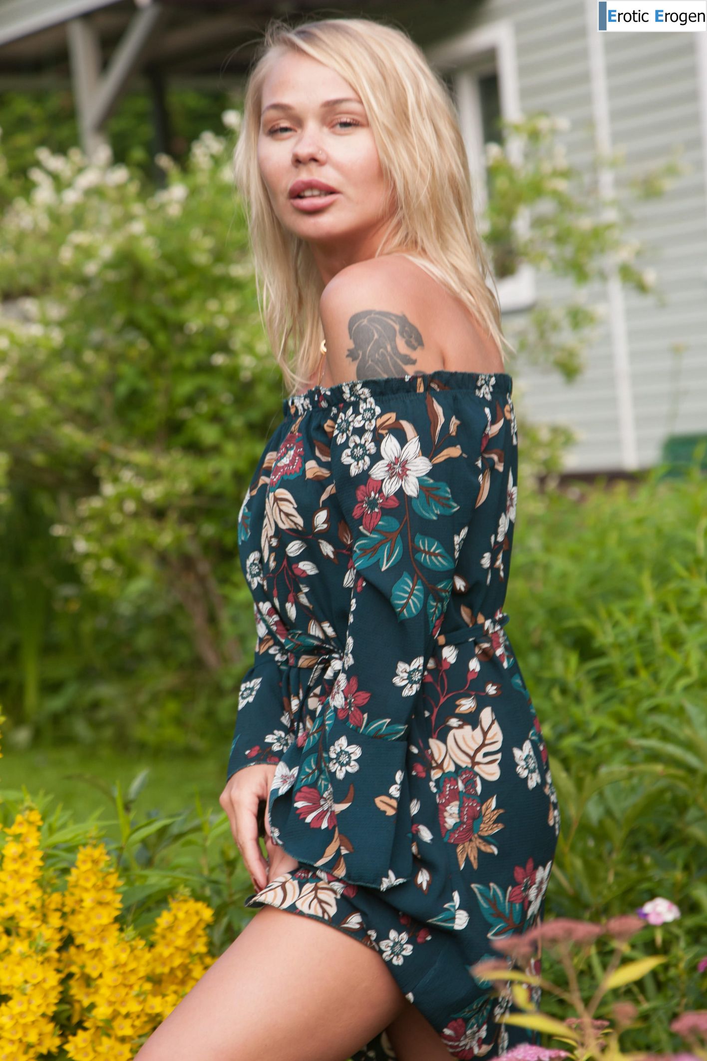 Sarika in Naked Woman. Фото 4