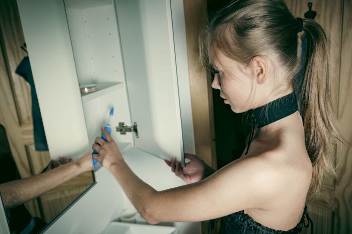 Luise in Toy Oil And Feet 1. Thumb 6