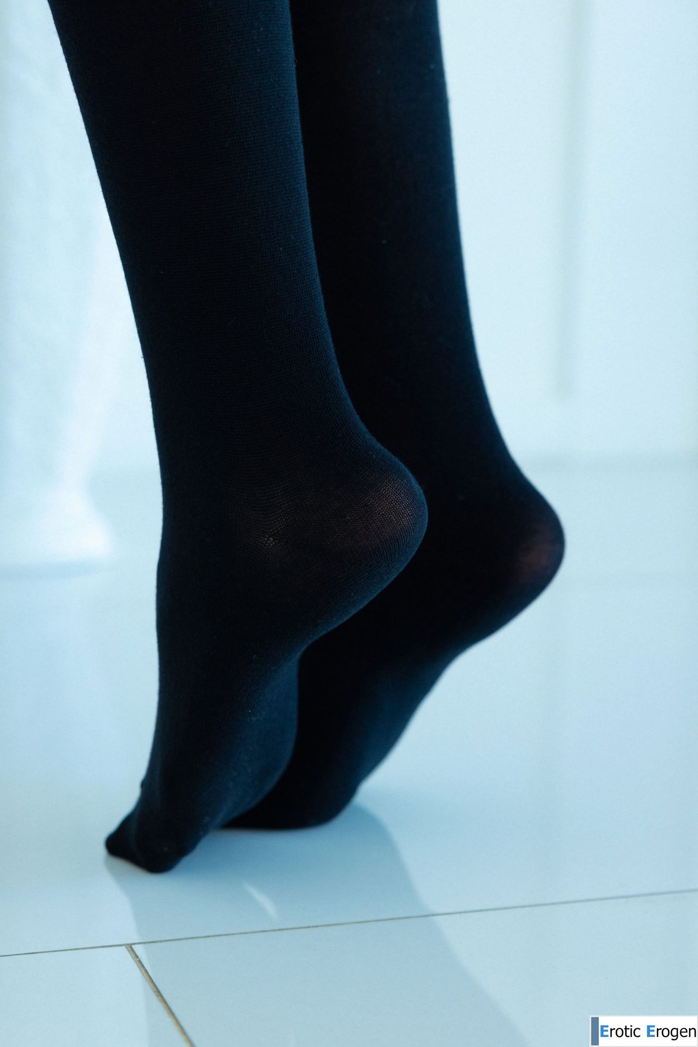 Sonya Elf in Seductive Gaze. Picture 3