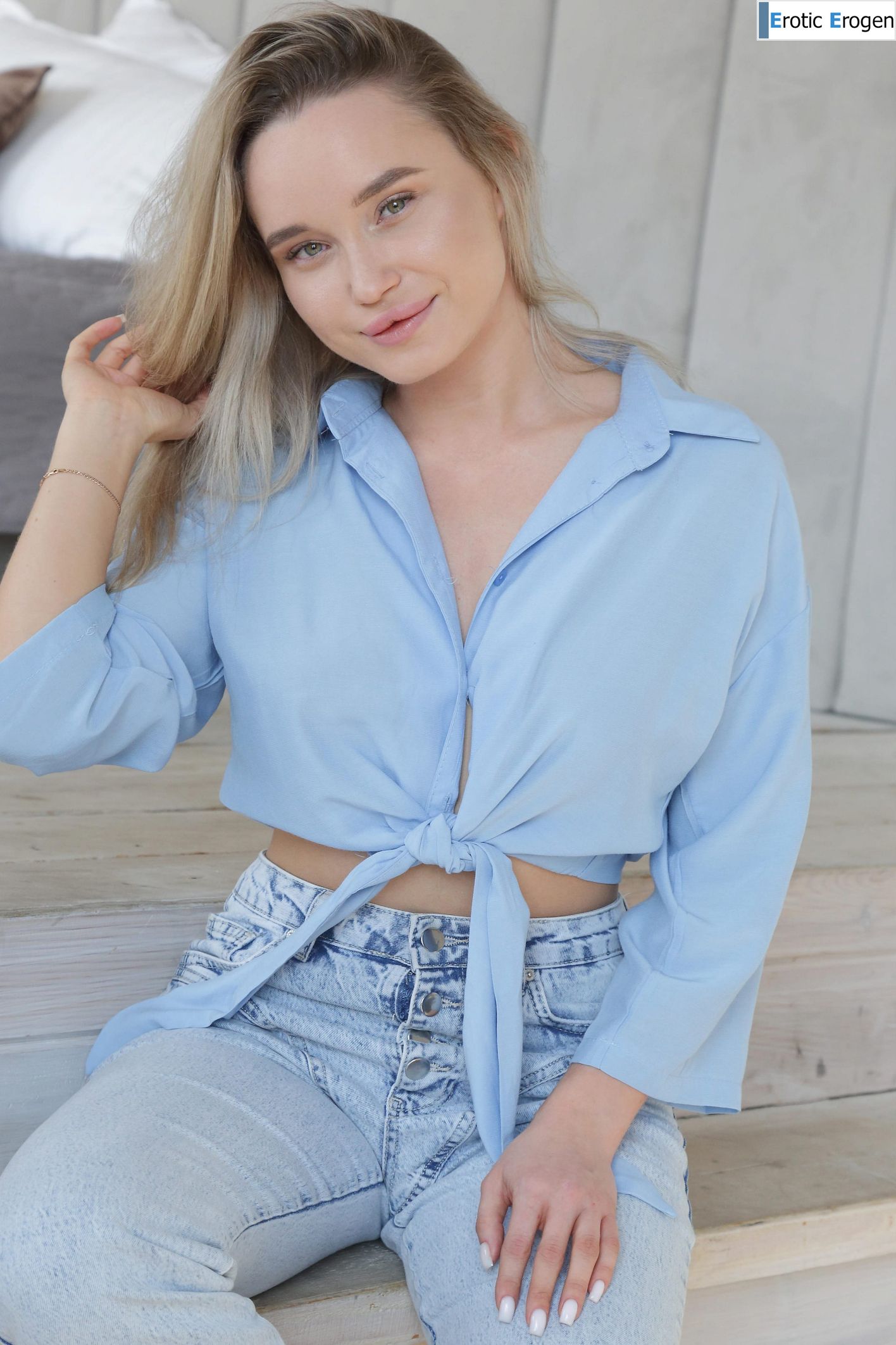 Olivia Myers in Naked Woman. Picture 3