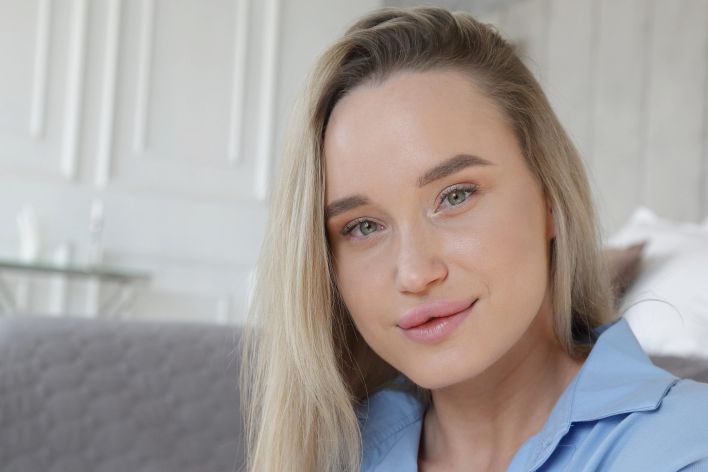 Olivia Myers in Naked Woman. Thumb 5