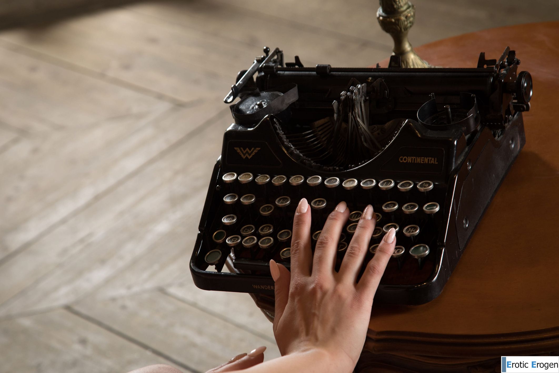 Amelia Dorn in Scarlet Straps. Picture 4