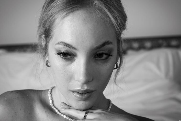 Bella Spark in White Corset. Thumb 40