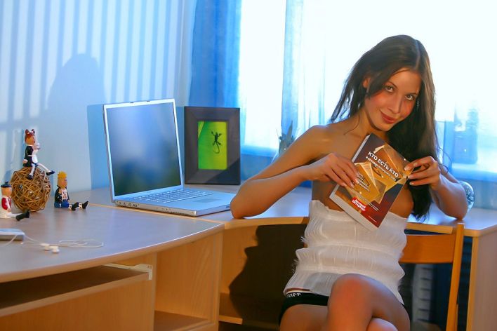 Anoushka E in Brunette Girl With Socks. Эскиз 37