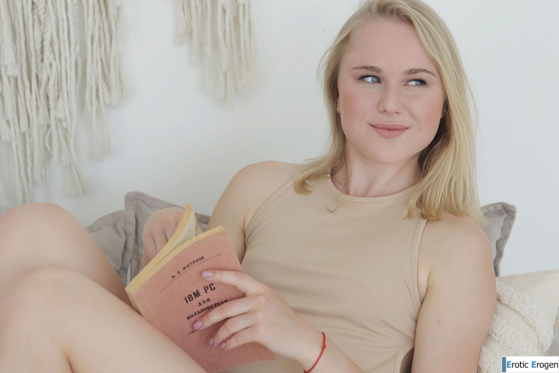 Stefani in Distract Me. Picture 1