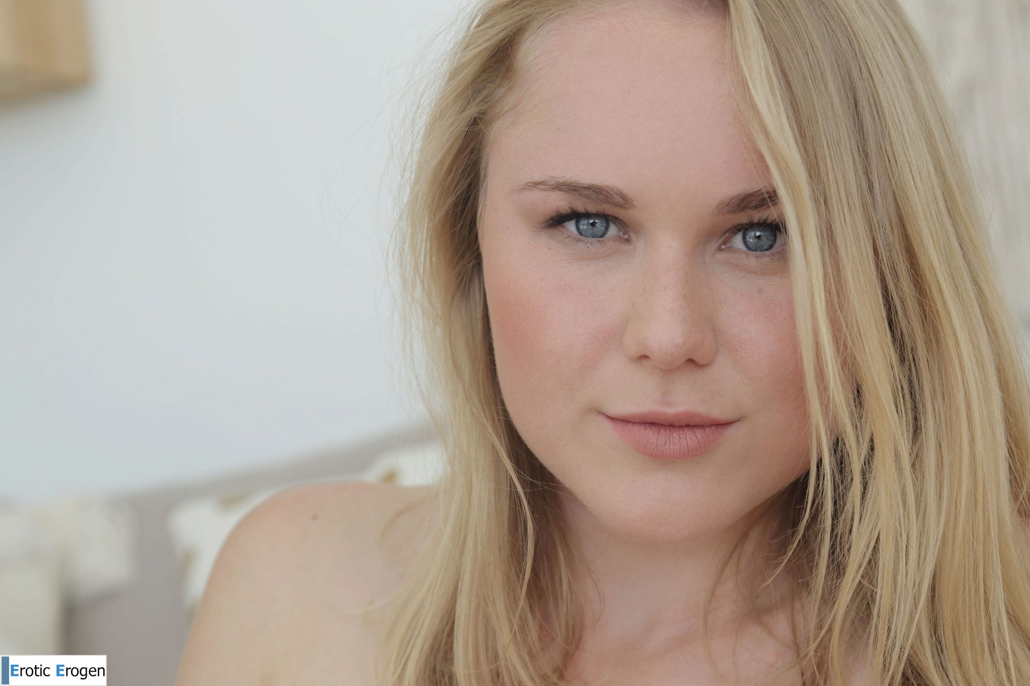 Stefani in Distract Me. Picture 39