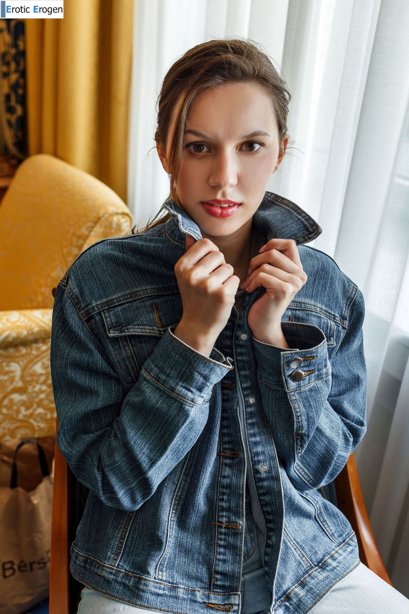 Giselle in Gold Lingerie. Picture 1