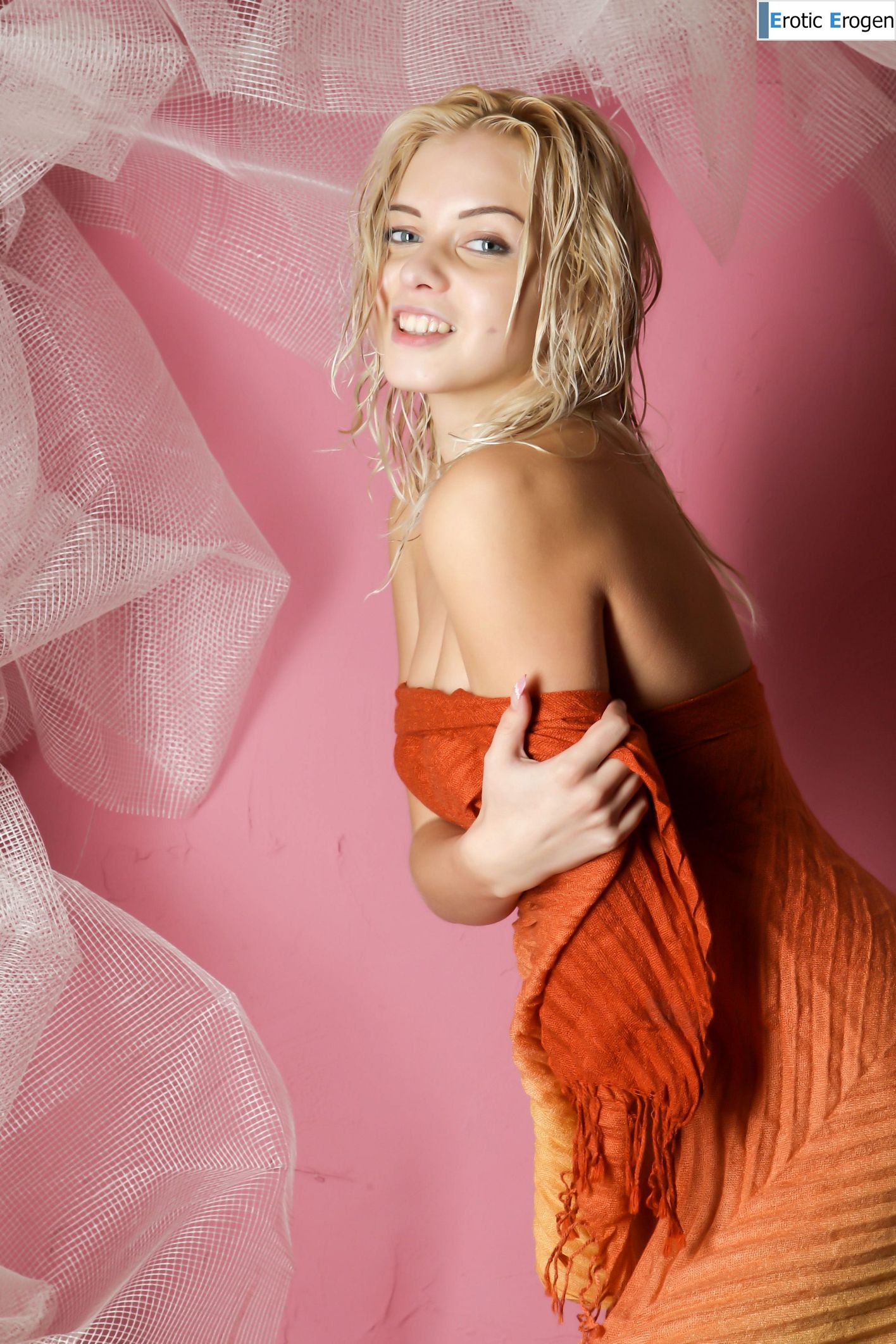 Dianthe E in Pink Wall Session. Picture 1