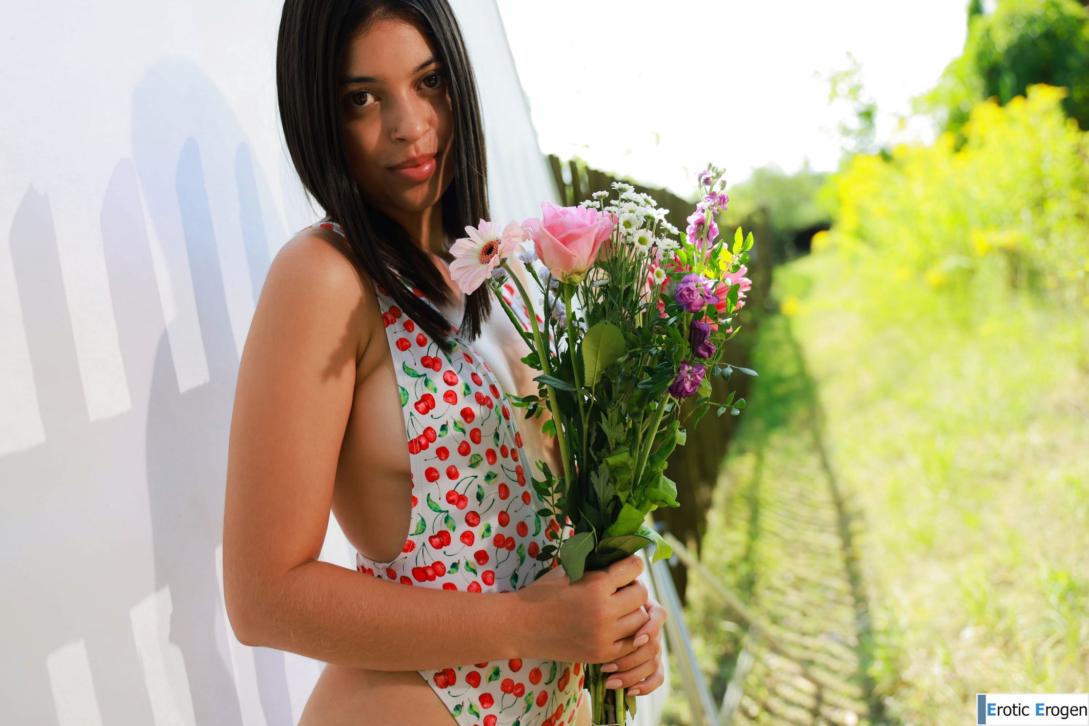 Gia Rosse in Outdoor Studio. Picture 12