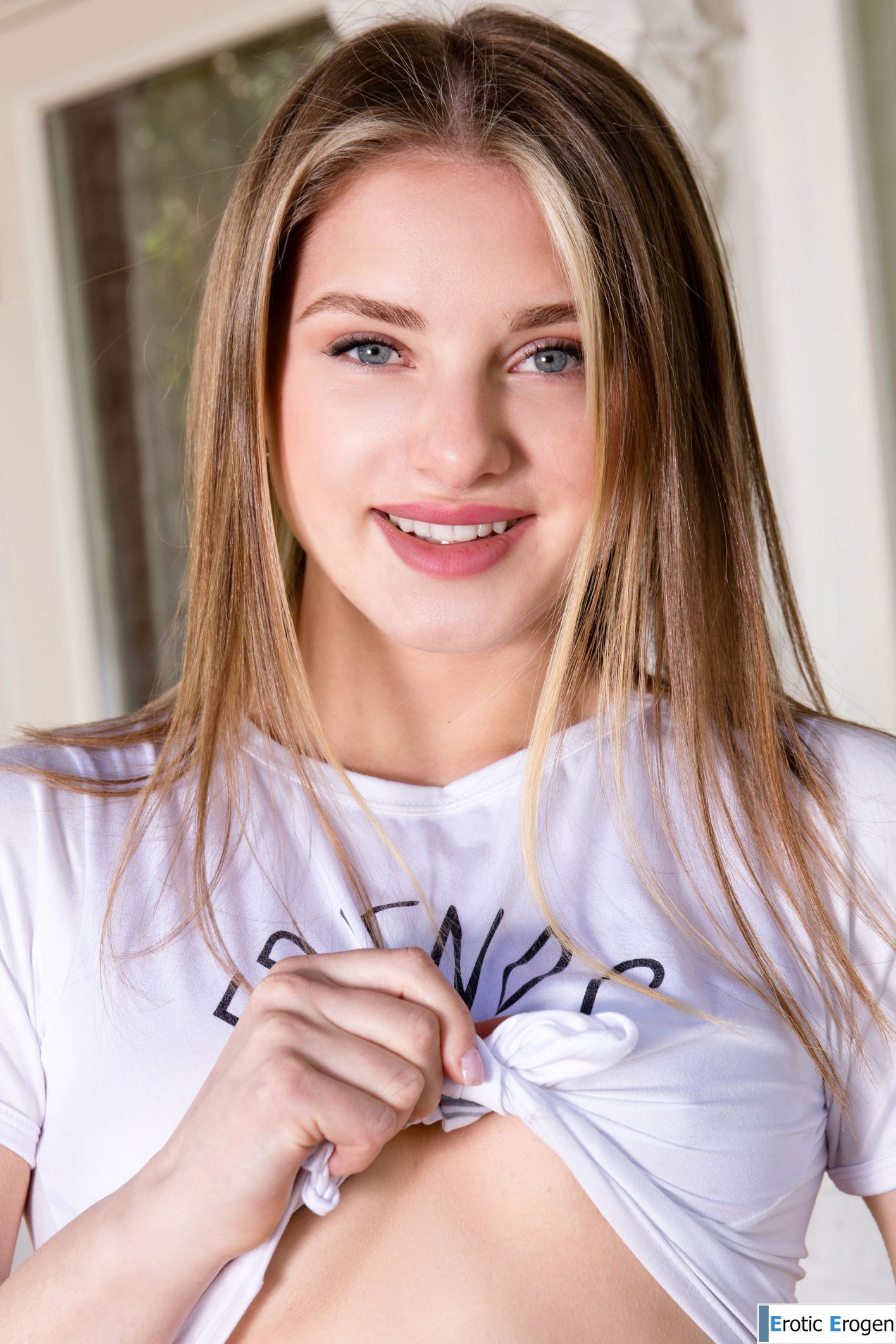 Karianne in Strawberry Snack. Picture 5