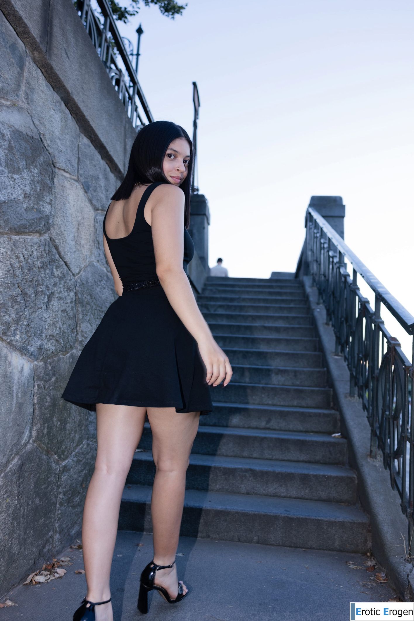 Gia Rosse in First Walk. Picture 13