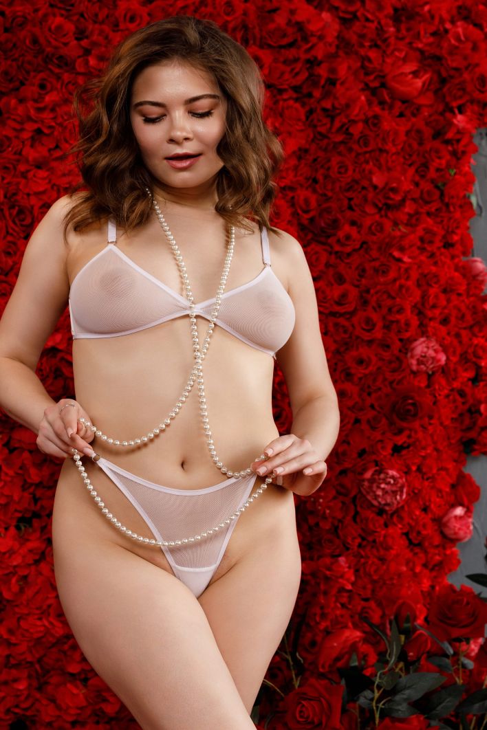 Kira Rami in Roses. Thumb 1