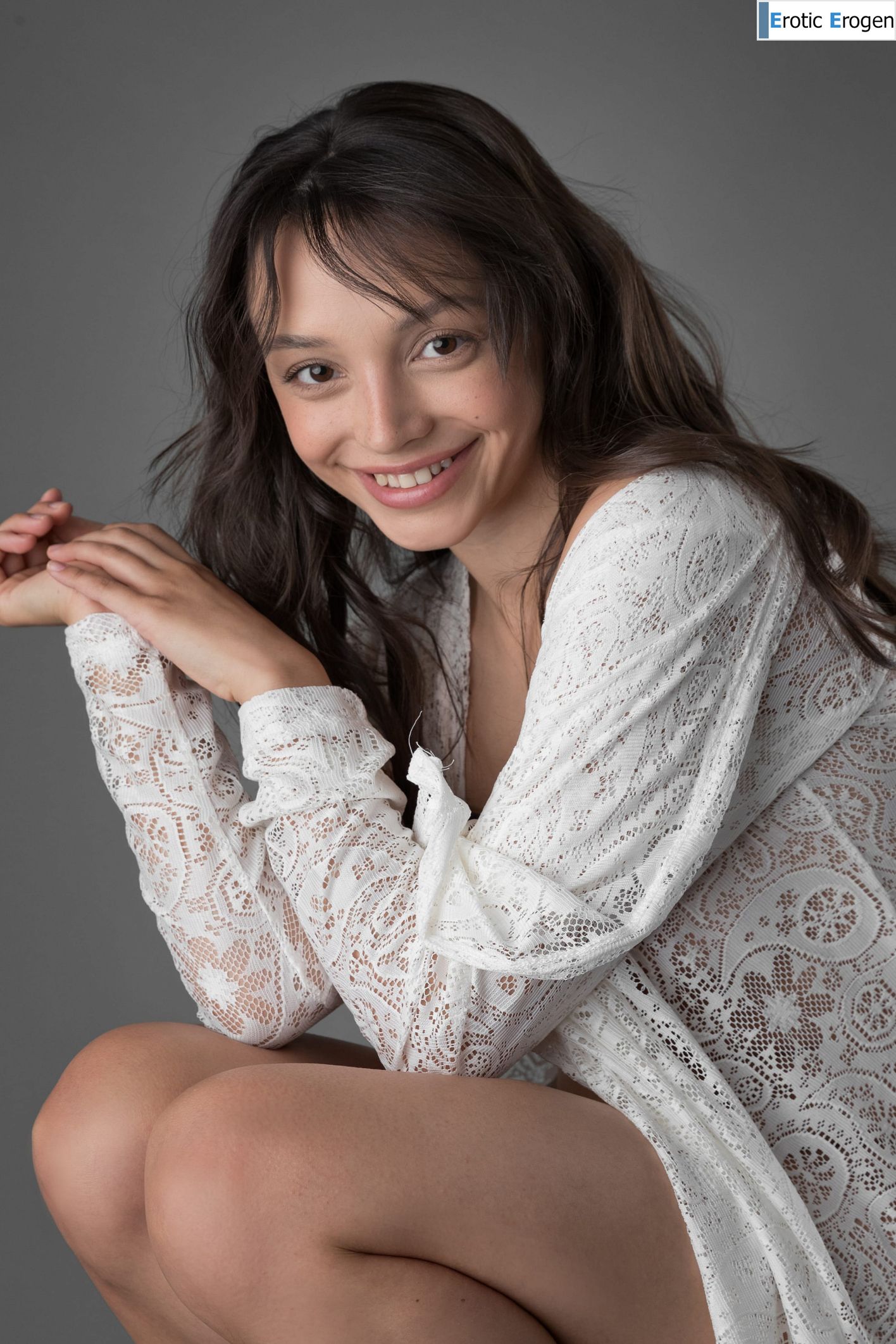 Olivia Linz in Trittleiter. Picture 3