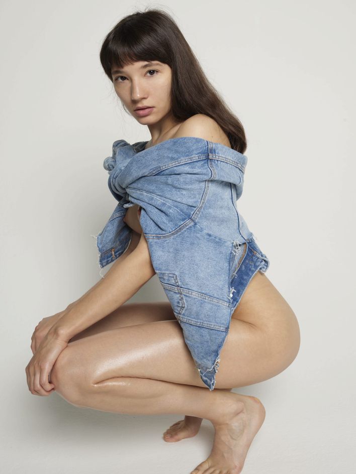 Katya V in Denim And Nude. Эскиз 22