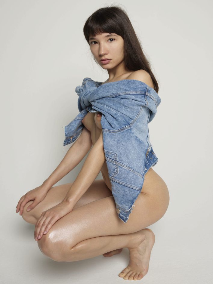 Katya V in Denim And Nude. Эскиз 24